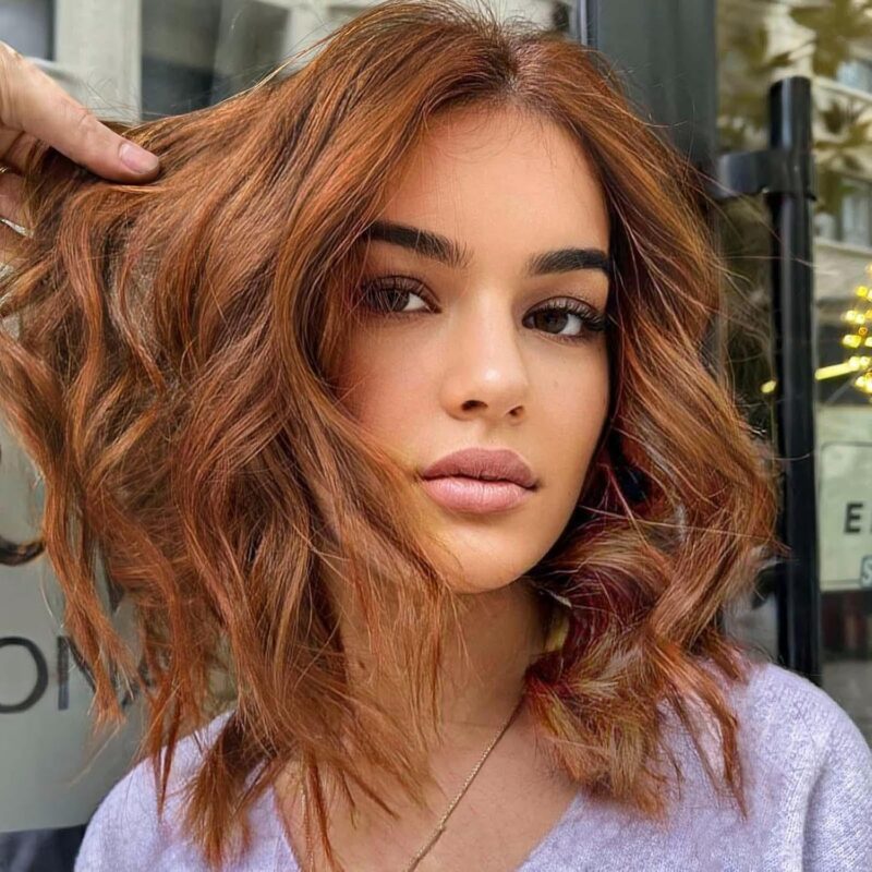 Peruca scurta, ondulata, bob castaniu, par sintetic, 35 cm