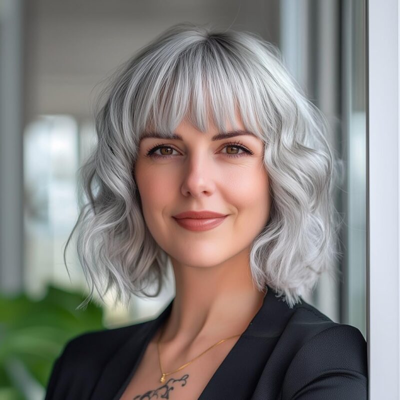 Peruca bob gri argintiu, cu breton, bucle scurte, lungime umar, cu radacini inchise, 36 cm